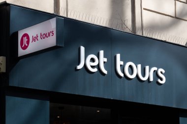 Paris, Fransa - 26 Mart 2024: bir Jet Tours ajansının imza ve logosu. Jet Tours, seyahat, tatil kulüpleri, turistler ve turistler üzerine uzmanlaşmış bir Fransız şirketidir.
