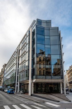 Paris, Fransa - 31 Mart 2024: Ticari gayrimenkul alanında uzmanlaşmış Fransız çokuluslu bir şirket olan Unibail-Rodamco-Westfield 'ın genel merkezinin dış görünümü