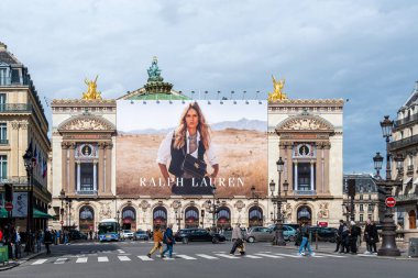 Paris, Fransa - 31 Mart 2024: Ralph Lauren RL 888 el çantaları için dev reklam panosu restorasyon çalışmaları Paris Opera binasının ön cephesinde yer almaktadır (Palais Garnier)