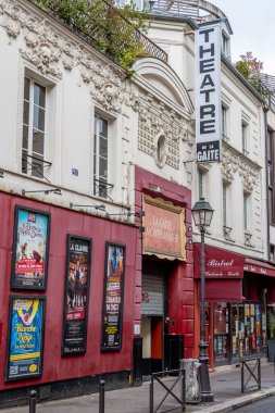 Paris, Fransa - 3 Nisan 2024: 1868 'de Paris' in Montparnasse semtindeki Rue de la Gaite 'de kurulan bir Paris tiyatrosu olan Gaite-Montparnasse Tiyatrosu' nun dış görünüşü