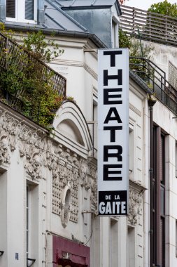 Paris, Fransa - 3 Nisan 2024: 1868 'de Paris' in Montparnasse semtindeki Rue de la Gaite 'de kurulan bir Paris tiyatrosu olan Theatre de la Gaite-Montparnasse' ın İşareti