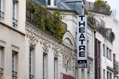 Paris, Fransa - 3 Nisan 2024: 1868 'de Paris' in Montparnasse semtindeki Rue de la Gaite 'de kurulan bir Paris tiyatrosu olan Theatre de la Gaite-Montparnasse' ın İşareti