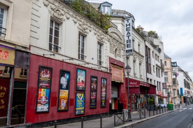 Paris, Fransa - 3 Nisan 2024: 1868 'de Paris' in Montparnasse semtindeki Rue de la Gaite 'de kurulan bir Paris tiyatrosu olan Gaite-Montparnasse Tiyatrosu' nun dış görünüşü