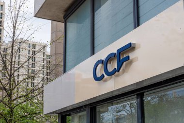 Paris, Fransa - 9 Nisan 2024: Credit ticari de France (CCF) bankacılık grubunun bir şubesinin imzası ve logosu. CCF, daha önce Fransa 'da HSBC markası altında faaliyet gösteren bir Fransız bankasıdır.