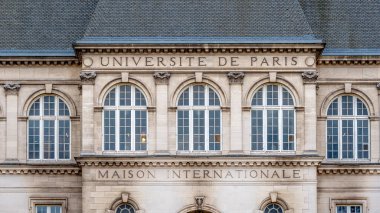 Paris, Fransa - 9 Nisan 2024: Uluslararası Konut Cephesi, Cite Uluslararası Üniversitesi 'nin (CIUP) binalarından biri, özel bir park ve üniversite konut kompleksi