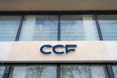 Paris, Fransa - 9 Nisan 2024: Credit ticari de France (CCF) bankacılık grubunun bir şubesinin imzası ve logosu. CCF, daha önce Fransa 'da HSBC markası altında faaliyet gösteren bir Fransız bankasıdır.