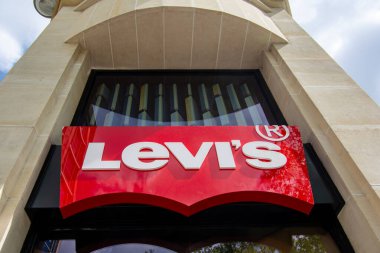 Paris, Fransa - 18 Nisan 2024: bir Levi mağazasının işareti. Levi Strauss and Co dünya çapında kot pantolonlarıyla bilinen bir Amerikan giyim markasıdır.
