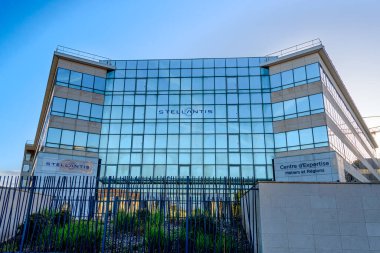 Poissy, Fransa - 21 Nisan 2024: Stellantis 'in Fransız karargahının dış görünüşü. Stellantis, PSA ve Fiat Chrysler gruplarının birleşmesi sonucu ortaya çıkan çok uluslu otomobil grubu.