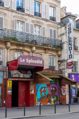 Paris, Fransa - 25 Nisan 2024: Paris 'in 10. Bölgesi' ndeki Rue du Faubourg-Saint-Martin sokağındaki Paris tiyatrosunun dış görünüşü