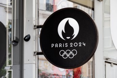 Paris, Fransa - 28 Nisan 2024: Resmi logo ve Olimpiyat yüzükleriyle birlikte Paris 2024 Yaz Olimpiyatları ve Engelli Olimpiyatları resmi mağazasının imzası