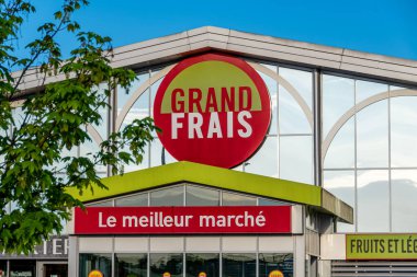 Goussainville, Fransa - 3 Mayıs 2024: Grand Frais mağazasının imza ve logosu. Grand Frais, taze ürünler ve bakkaliyeler üzerine uzmanlaşmış bir Fransız süpermarket zinciri.
