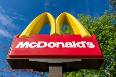 2024: McDonald 's restoranının imza ve logosu. McDonald 's Corporation, Amerika Birleşik Devletleri' nin çok uluslu bir fast food şirketidir.