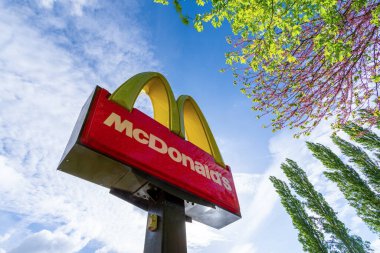 2024: McDonald 's restoranının imza ve logosu. McDonald 's Corporation, Amerika Birleşik Devletleri' nin çok uluslu bir fast food şirketidir.
