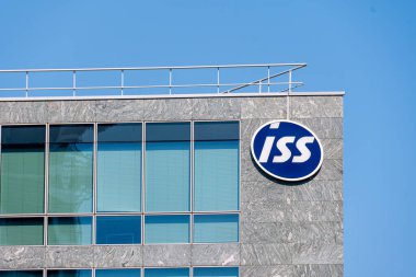 Courbevoie, Fransa - 9 Mayıs 2024: ISS Fransa merkez bürosunda imza ve logo. UUİ, küresel varlığıyla tesis yönetimi hizmetlerinde uzmanlaşmış Danimarkalı bir şirket.
