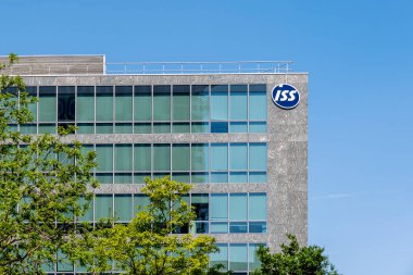 Courbevoie, Fransa - 9 Mayıs 2024: ISS Fransa merkez ofisinin dış görünümü. UUİ, küresel varlığıyla tesis yönetimi hizmetlerinde uzmanlaşmış Danimarkalı bir şirket.