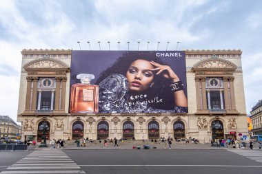 Paris, Fransa - 31 Mart 2024: Chanel 'in' Coco Matmazel 'parfümünün dev reklam panosu restorasyon çalışmaları Paris Opera binasının ön cephesinde yer almaktadır (Palais Garnier)