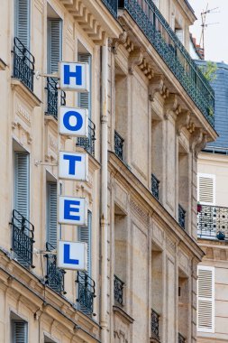 Fransa, Paris 'teki bir binanın cephesinde parlak büyük harflerle 