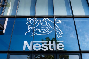 Issy-les-Moulineaux, Fransa - 18 Mayıs 2024: Fransa 'nın Nestl genel merkez binasının imza ve logosu. Nestl, İsviçre 'nin çok uluslu gıda ve içecek işleme şirketi.