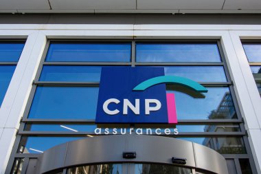 Issy-les-Moulineaux, Fransa - 18 Mayıs 2024: Tasarruf, emeklilik, sigorta, sağlık ve kredi sigortası alanında uzmanlaşmış bir Fransız sigorta şirketi olan CNP Garanti Merkezinin cephesi