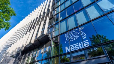 Issy-les-Moulineaux, Fransa - 18 Mayıs 2024: Nestl 'deki Fransız merkez binasının cephesi. Nestl, İsviçre 'nin çok uluslu gıda ve içecek işleme şirketi.