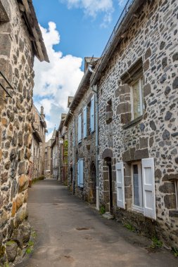 Salers, Fransa 'da resim gibi eski bir sokak. Satıcılar, Auvergne-Rhone-Alpes bölgesinde, Cantal Fransız departmanında bulunan bir ortaçağ köyüdür.