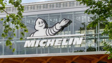 Clermont-Ferrand, Fransa - 23 Mayıs 2024 Michelin merkez binasının imza ve logosu. Michelin, çok uluslu bir Fransız firması ve lastik üretiminde dünya liderlerinden biri.