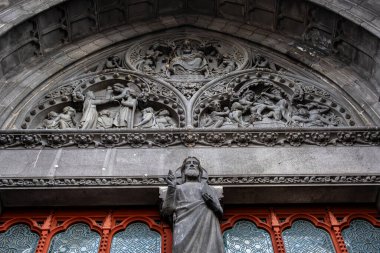 Fransa 'nın Clermont-Ferrand kentindeki Notre-Dame-de-l' Assomption Katedrali 'nin Pediment' i, siyah Volvic taşından yapılmış, Fransa 'nın Puy-de-Dome bölgesinde Auvergne Rhone-Alpes bölgesinde.