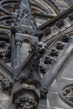 Ortaçağ sanatı: Fransa 'nın Clermont-Ferrand kentindeki Notre-Dame-de-l' Assomption Katedrali 'nin Gargoyle' si, 13. yüzyılda siyah Volvic taşıyla inşa edilmiş Gotik tarzdaki tarihi anıt