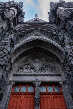 Fransa 'nın Clermont-Ferrand kentindeki Notre-Dame-de-l' Assomption Katedrali 'nin ön cephesi, siyah Volvic taşından yapılmış, Fransa' nın Puy-de-Dome bölgesinde Auvergne Rhone-Alpes bölgesinde.