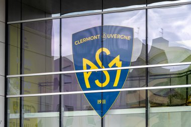 Clermont-Ferrand, Fransa - 23 Mayıs 2024: Clermont-Ferrand 'da kurulan Fransız ragbi kulübü Clermont Auvergne' in ana merkezinin girişinde imza ve logo