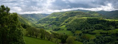 Tipik Auvergne manzarası. Maronne Vadisi 'nin panoramik manzarası Fransa' nın Salers köyünden Cantal departmanına, Auvergne-Rhone-Alpes bölgesine.