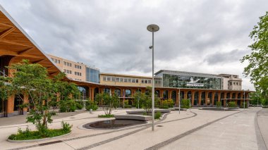 Clermont-Ferrand, Fransa - 23 Mayıs 2024: Michelin merkez binasının dış görünüşü. Michelin, çok uluslu bir Fransız firması ve lastik üretiminde dünya liderlerinden biri.