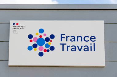 Biarritz, Fransa - 30 Mayıs 2024: Fransa Travail acentesinin girişinde imza ve logo. Fransa Travail, eski adıyla Pole Emploi, istihdamdan sorumlu Fransız yönetimidir.