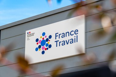 Biarritz, Fransa - 30 Mayıs 2024: Fransa Travail acentesinin girişinde imza ve logo. Fransa Travail, eski adıyla Pole Emploi, istihdamdan sorumlu Fransız yönetimidir.