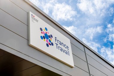 Biarritz, Fransa - 30 Mayıs 2024: Fransa Travail acentesinin girişinde imza ve logo. Fransa Travail, eski adıyla Ple Emploi, istihdamdan sorumlu Fransız yönetimidir.