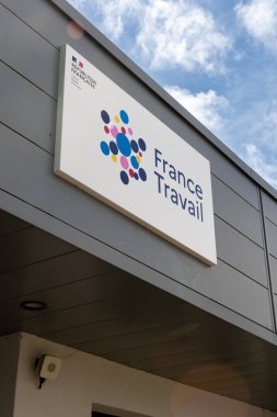 Biarritz, Fransa - 30 Mayıs 2024: Fransa Travail acentesinin girişinde imza ve logo. Fransa Travail, eski adıyla Ple Emploi, istihdamdan sorumlu Fransız yönetimidir.
