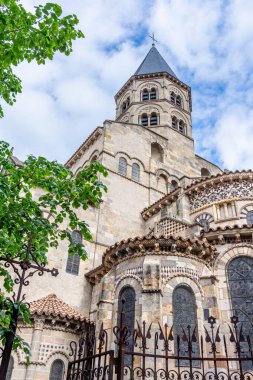 Clermont-Ferrand, Fransa - 23 Mayıs 2024: 12. yüzyılda Fransa 'nın Clermont-Ferrand kentinde inşa edilen Romanesk tarzı kolej Katolik kilisesi Notre-Dame-du-Port Bazilikası' nın dış görünüşü