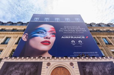 Paris, Fransa - 6 Haziran 2024: Paris 2024 Olimpiyat Oyunları 'nın Paris' teki tüm taraftarlarını karşılayan büyük reklam panosu Paris 'teki bir binanın ön cephesindeki yenileme çalışmalarını kapsıyor