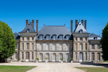 Saint-Jean de Beauregard, Fransa - 7 Haziran 2024: Saint-Jean de Beauregard kalesinin dış görünüşü, 17. yüzyılda inşa edilmiş ve Ile-de-France bölgesinde Essonne bölgesinde yer almaktadır.