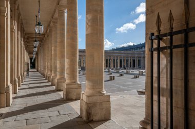 Paris, Fransa - 15 Haziran 2024: Palais Royal ve Buren Columns 'un ana avlusunu çevreleyen galerilerin porticos ve sütunları, Fransız sanatçı Daniel Buren' in sanat enstalasyonu