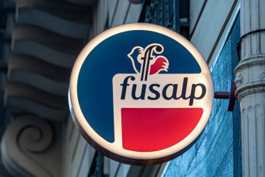 Paris, Fransa - 15 Haziran 2024: Paris 'te bir Fusalp mağazasının önünde imza ve logo. Fusalp, Fransız kış sporları ve spor kıyafetleri markası.