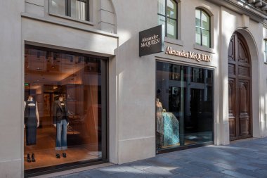 Paris, Fransa - 15 Haziran 2024: Alexander McQueen butiğinin dış görünüşü. Alexander McQueen, tasarımcı Lee Alexander McQueen tarafından kurulan moda ve lüks konusunda uzmanlaşmış bir terzidir.