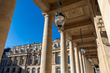 Paris, Fransa - 15 Haziran 2024: Paris, Fransa 'daki Palais Royal' in ana avlusunu çevreleyen galerilerin klasik kapıları ve sütunları