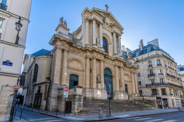 Paris, Fransa - 15 Haziran 2024: Saint-Roch Kilisesi 'nin dış görünüşü, 17. yüzyılda yapılmış bir barok tarzı Katolik kilisesi.