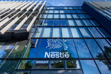 Issy-les-Moulineaux, Fransa - 18 Mayıs 2024: Nestl 'deki Fransız merkez binasının cephesi. Nestl, İsviçre 'nin çok uluslu gıda ve içecek işleme şirketi.