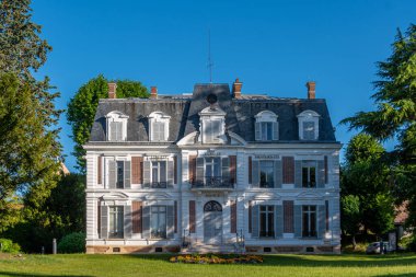 Forges-les-Bains, Fransa - 23 Haziran 2024: Forges-les-Bains belediyesinin ön cephesi, Paris 'in güneybatısında, Essonne bölgesinde, Ile-de bölgesinde yer alan Fransız komünü.