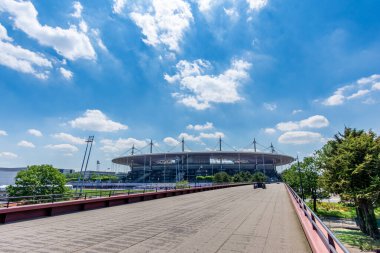 Saint-Denis, Fransa - 25 Haziran 2024: Fransa 'nın en büyük stadyumu ve Paris 2024 Yaz Olimpiyatları için ev sahibi spor salonu olan Stade de France' ın uzak manzarası