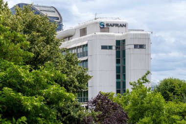 Paris, Fransa - 3 Temmuz 2024: Uluslararası havacılık, uzay ve savunma alanında uzmanlaşmış bir Fransız sanayi ve teknoloji grubu olan Safran 'ın merkezinin dış görünümü