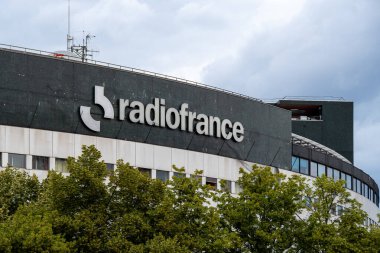 Paris, Fransa - 3 Temmuz 2024: Maison de la Radio et de la Musique, ayrıca Maison de Radio France olarak da bilinir, Fransız devlet radyo istasyonlarını yöneten şirket.