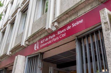 Paris, Fransa - 3 Temmuz 2024: Paris-Cite Üniversitesi 'nin bileşenlerinden biri olan Paris Rives de Seine' in Universitaire de Techgie Enstitüsü 'ne (IUT) Giriş